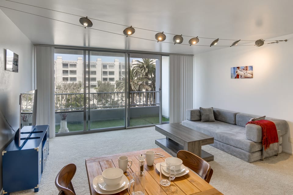 Walk to Beach & Boardwalk! Condo in Santa Monica Apartment in Santa Monica