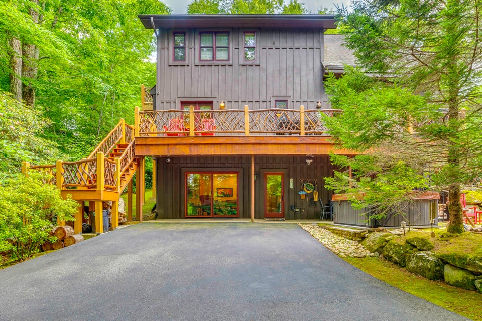 Walk to Blue Ridge Parkway! Family Home w/ Hot Tub House in Watauga