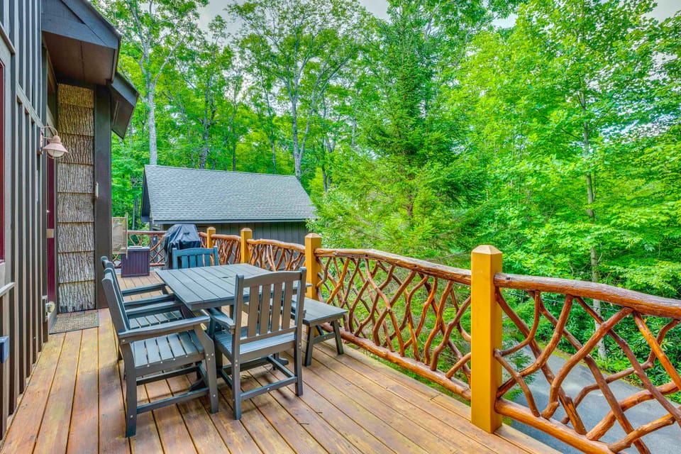 Walk to Blue Ridge Parkway! Family Home w/ Hot Tub House in Watauga