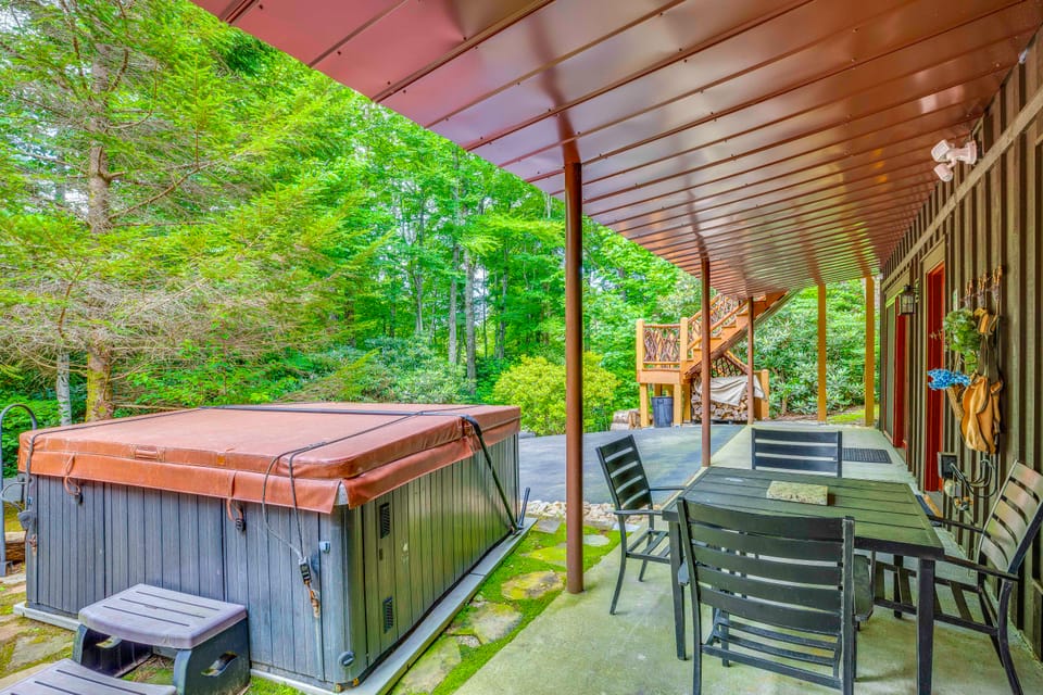 Walk to Blue Ridge Parkway! Family Home w/ Hot Tub House in Watauga