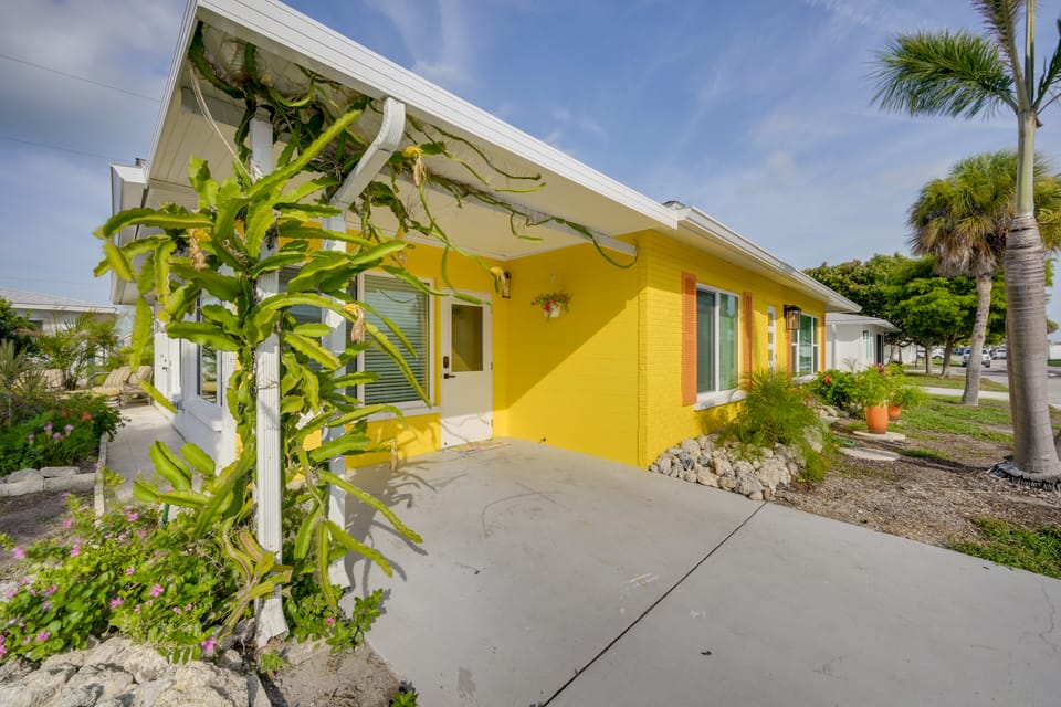 Walk to Englewood Beach! Resort-Style Villa Apartment in Manasota Key