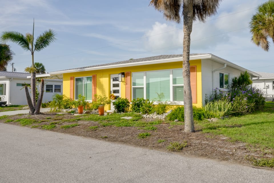 Walk to Englewood Beach! Resort-Style Villa Apartment in Manasota Key