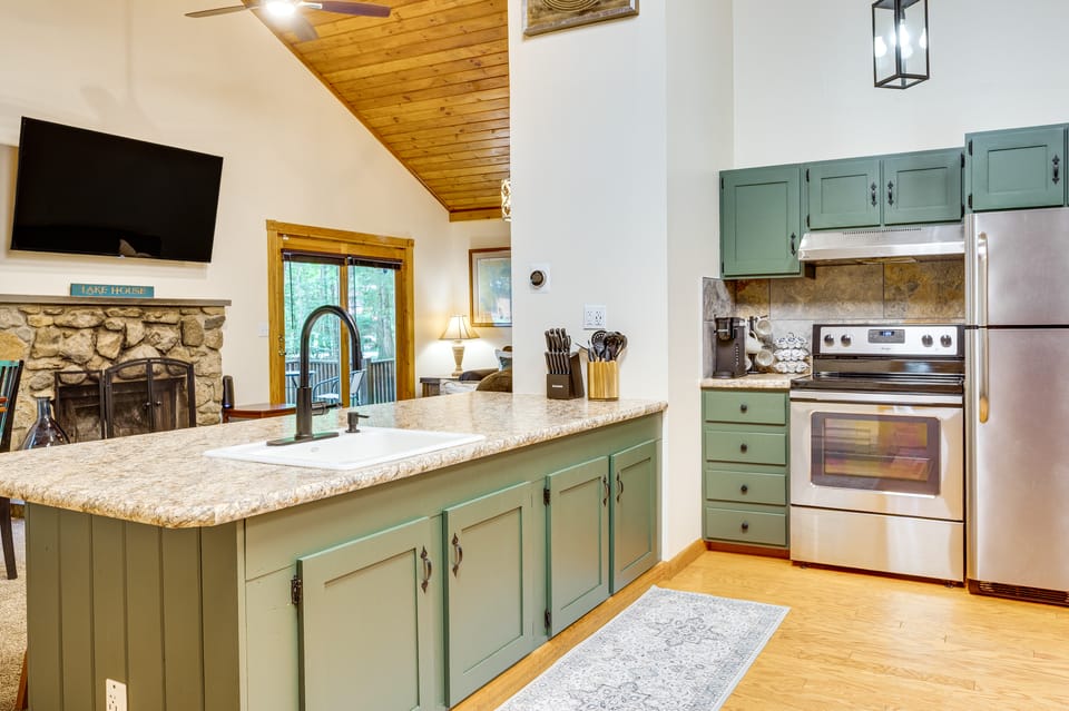 Near Beach & Trails! Lake Winnipesaukee Cabin House in Moultonborough