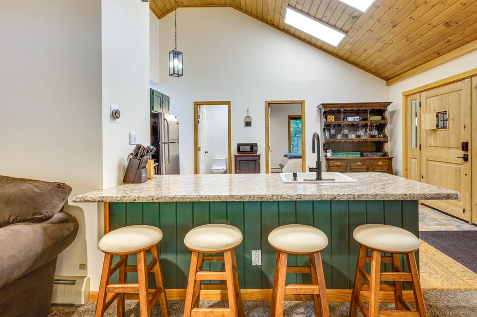 Near Beach & Trails! Lake Winnipesaukee Cabin House in Moultonborough