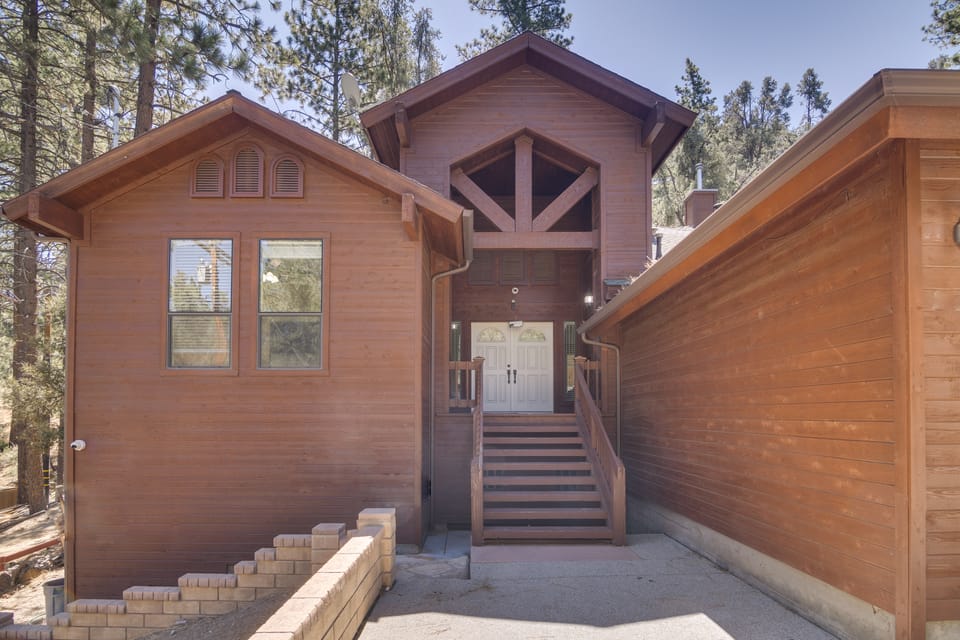 Mountain Air & Game Nights: Pine Mtn Club Cabin House in Pine Mountain Club