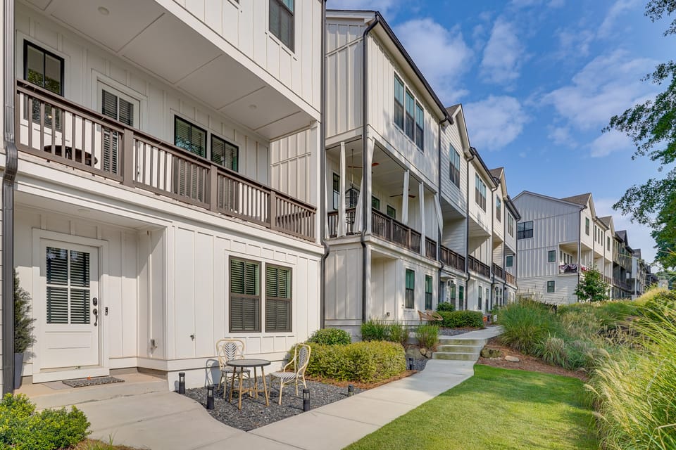 Pool Access! Centrally Located ATL Escape w/ Deck Apartment in Atlanta