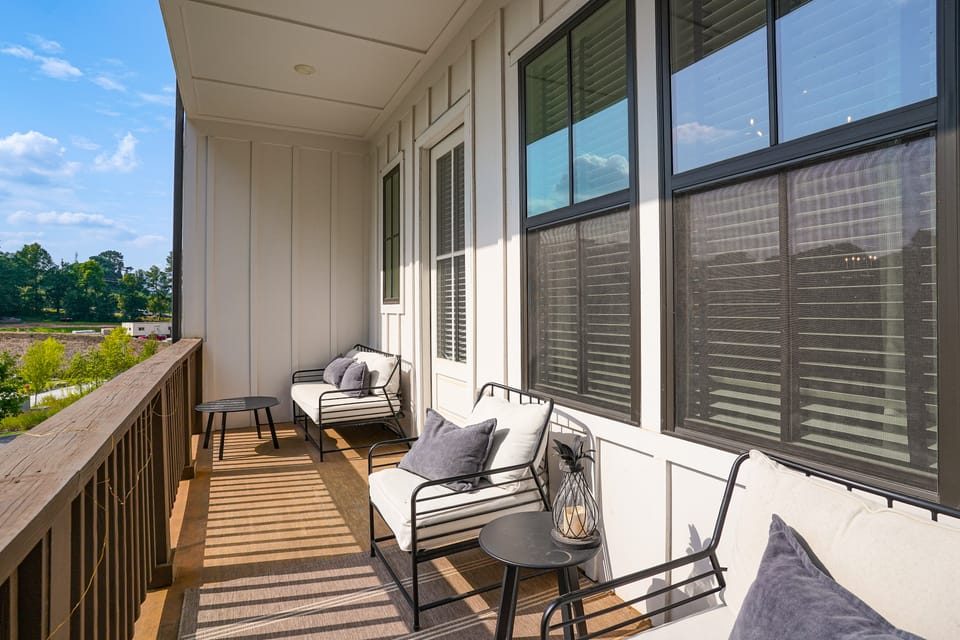 Pool Access! Centrally Located ATL Escape w/ Deck Apartment in Atlanta