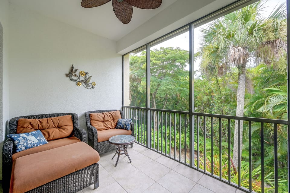 Your Dream Vacation Awaits In Naples! Luxury Condo Apartment in East Naples