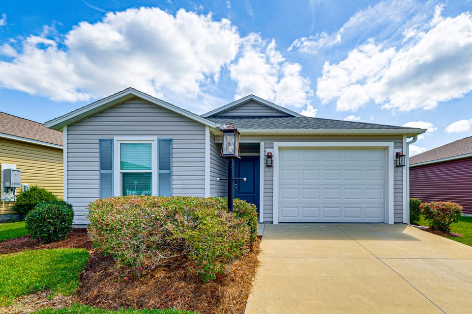 Community Pools, Golf & More! Home in The Villages House in Wildwood