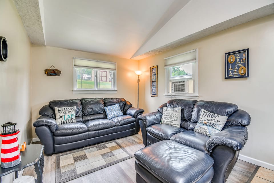 Waterfront Getaway: Sunroom, 2 Decks, Golf Course House in New York