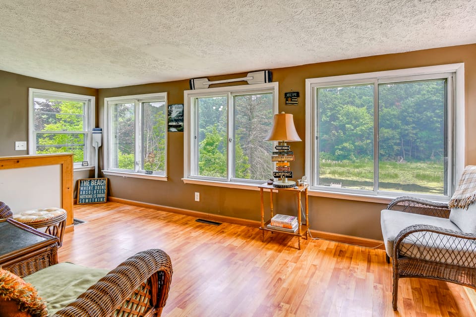 Waterfront Getaway: Sunroom, 2 Decks, Golf Course House in New York