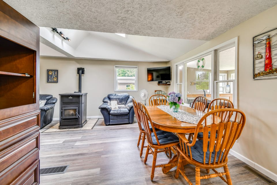 Waterfront Getaway: Sunroom, 2 Decks, Golf Course House in New York