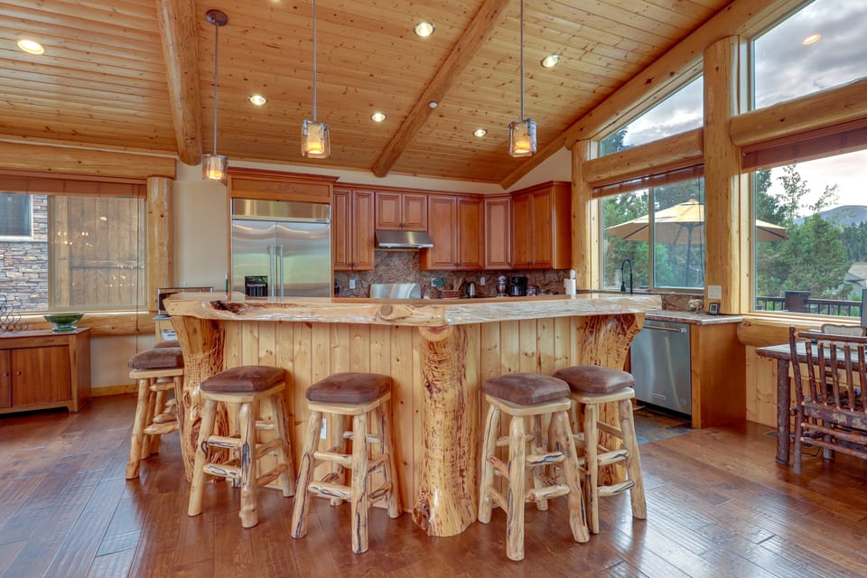 Group-Friendly Big Bear Log Cabin ~ 3 Mi to Skiing House in Big Bear