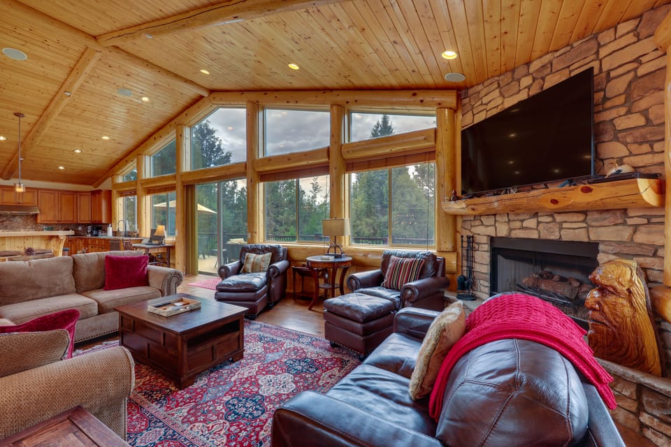 Group-Friendly Big Bear Log Cabin ~ 3 Mi to Skiing House in Big Bear