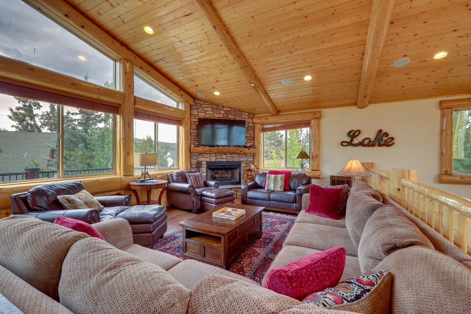 Group-Friendly Big Bear Log Cabin ~ 3 Mi to Skiing House in Big Bear