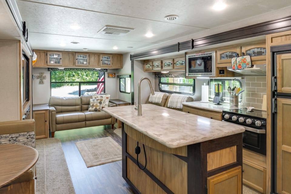 Off-Grid Glamping! Unique, Wooded Tennessee Cabin House in Tennessee