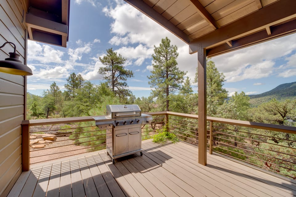 Sunset Views + Scenic Trails: Spacious Pine Escape House in Strawberry