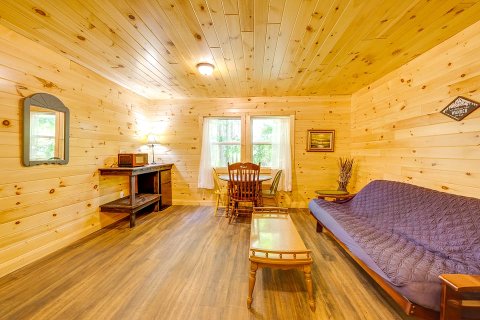 Cozy Cabin Retreat at Letchworth Valley Resort House in New York