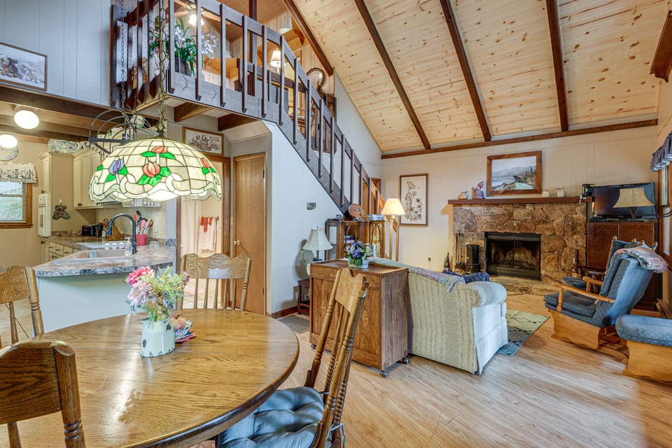 Charming Resort Cabin at Lake Hiwassee! House in North Carolina
