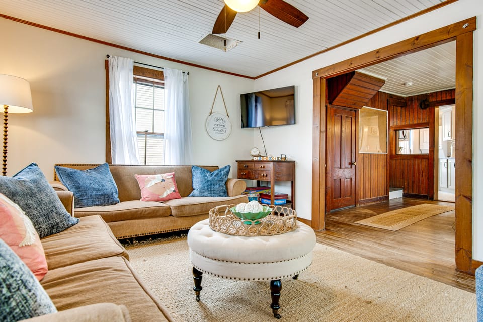 Tiny Antique Cottage - 2 Minutes From Short Sands! Cottage in Cape Neddick
