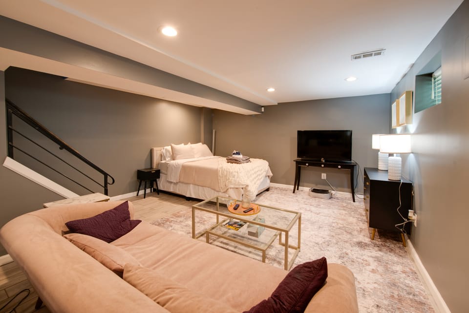Remote Work Haven! Studio 8 Mi to Lincoln Memorial Apartment in Washington