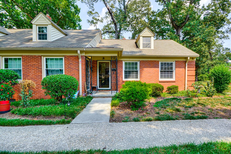 Corner Unit 2 Mi to UNCG & Downtown Greensboro! Apartment in Greensboro