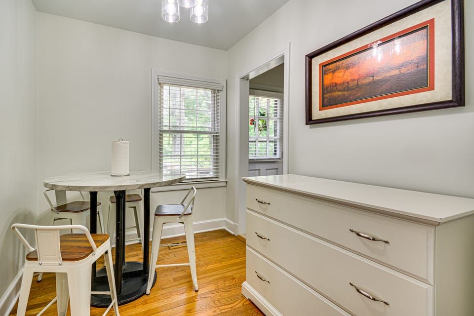 Corner Unit 2 Mi to UNCG & Downtown Greensboro! Apartment in Greensboro