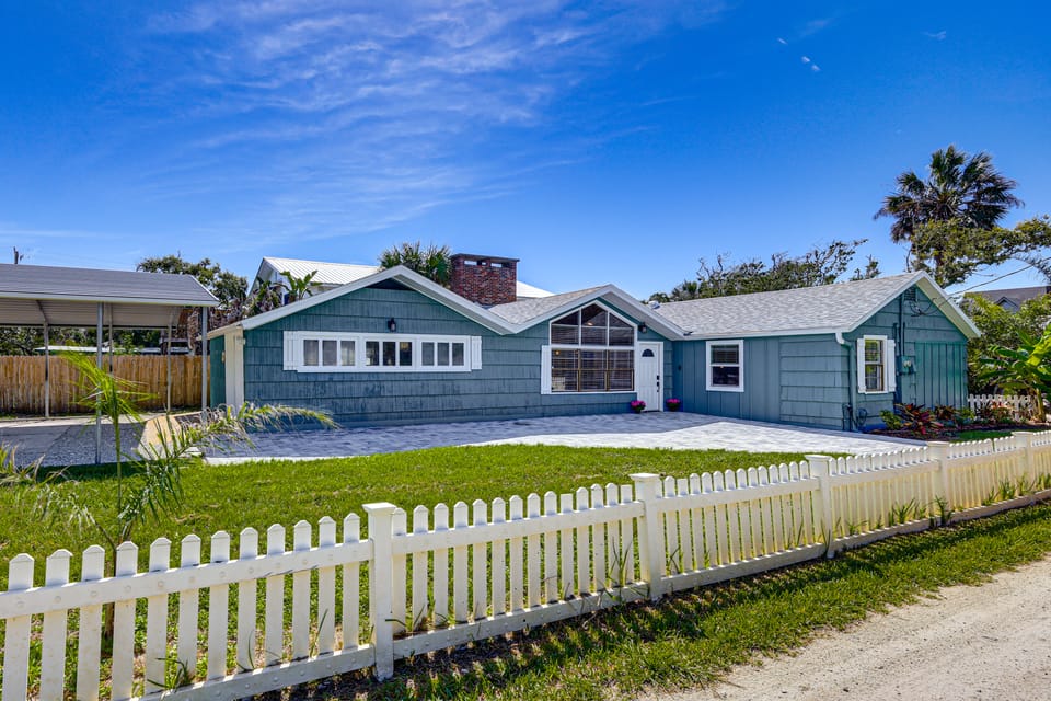 Walk to the Sand! St Augustine Beach Bungalow House in Crescent Beach