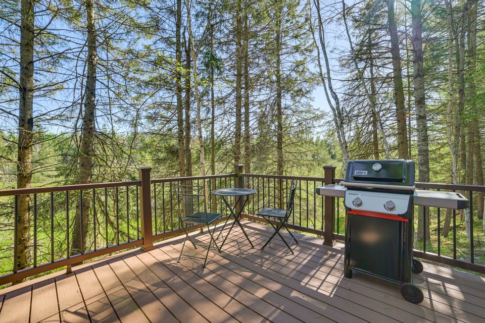Fish & Hike On-Site! 4-Cabin Pigeon River Retreat House in Michigan