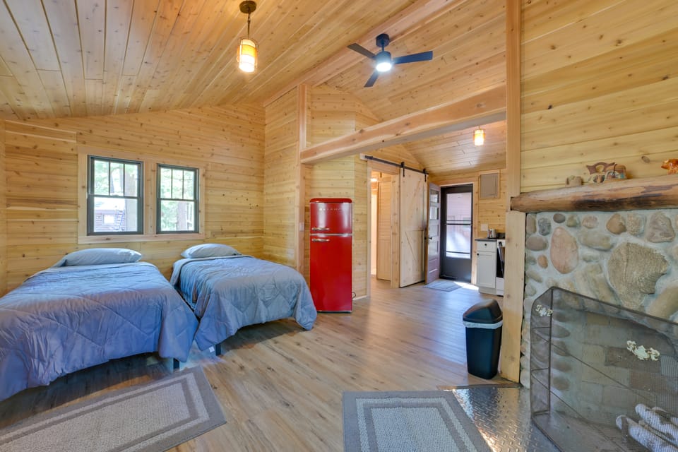 Fish & Hike On-Site! 4-Cabin Pigeon River Retreat House in Michigan