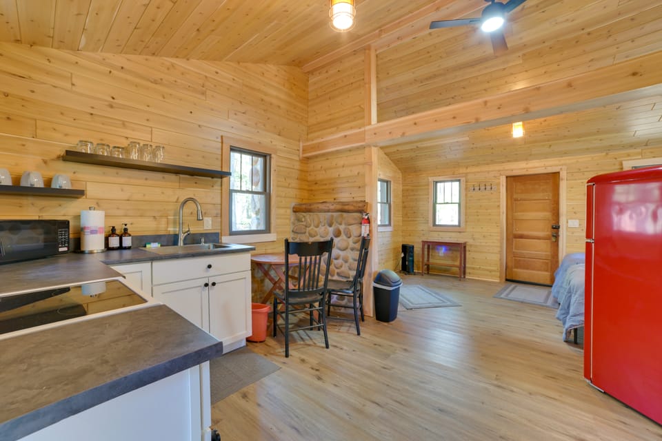 Fish & Hike On-Site! 4-Cabin Pigeon River Retreat House in Michigan