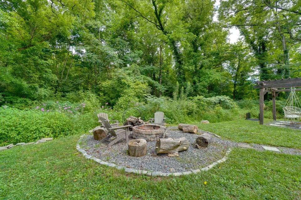 Private Hot Tub & Yard! Modern Friendsville Escape House in Tennessee
