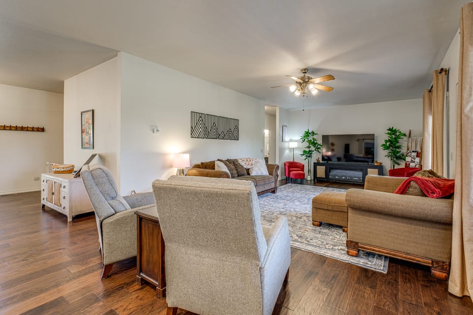 8-Acre Family Reunion Retreat! 8 Mi to Bentonville House in Arkansas