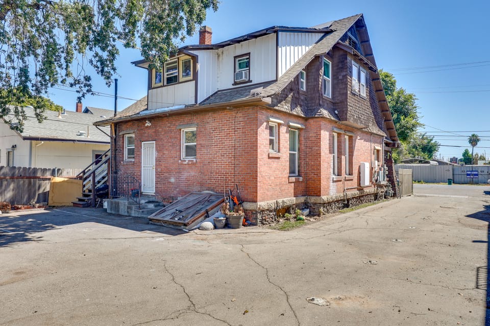 1 Mi to Dtwn Stockton! Upstairs Apt w/ Shared Yard Apartment in Stockton