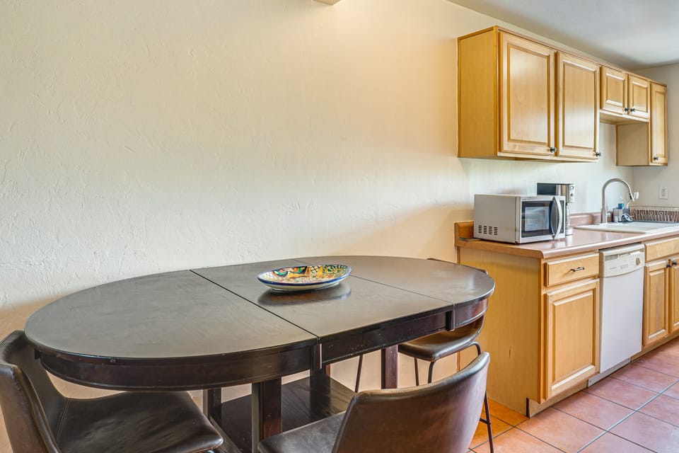 Work, Hike & Swim: Central Tucson Condo w/ Pool Apartment in Catalina Foothills