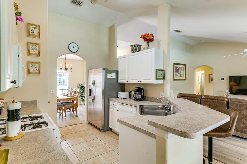 Near Disney & Top Attractions! Poolside Oasis House in Polk County