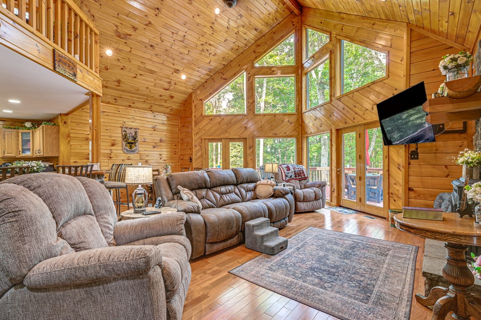 River Access! Wooded Cabin in Great Cacapon House in Shenandoah Valley