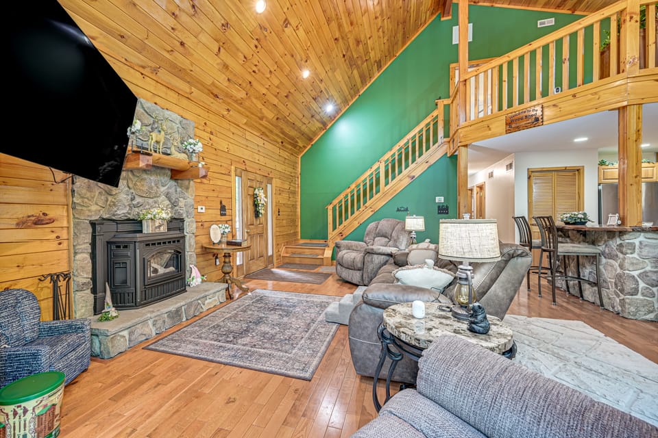River Access! Wooded Cabin in Great Cacapon House in Shenandoah Valley