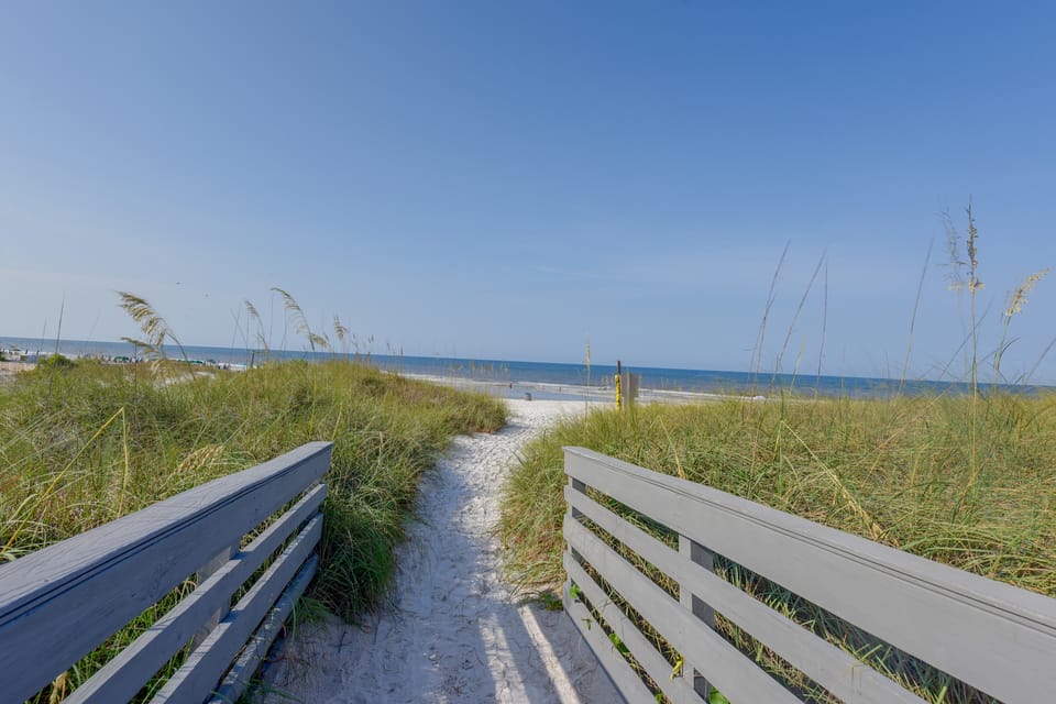 Walk to Shore! PCB Condo w/ Pool & Hot Tub Access Apartment in Panama City Beach
