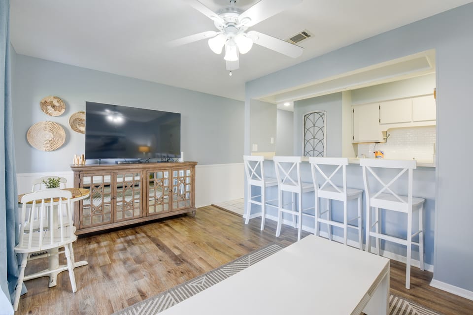 Walk to Shore! PCB Condo w/ Pool & Hot Tub Access Apartment in Panama City Beach