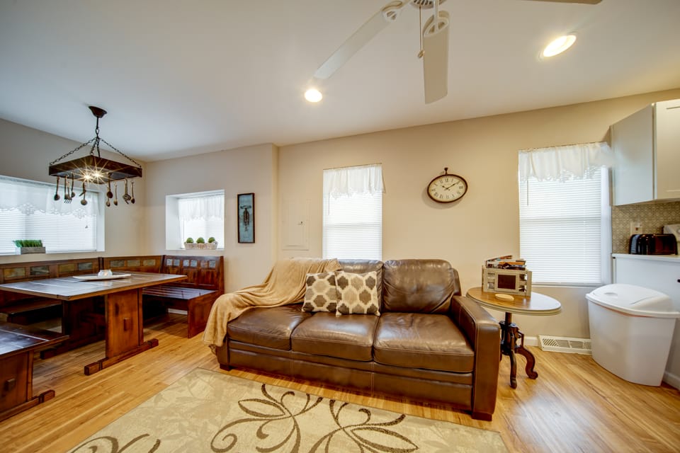 Dual Cottage Escape Walkable to GOTL Strip Cottage in Geneva-on-the-Lake