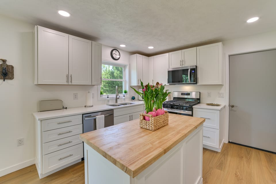 Bike to Lake Michigan! Updated Home in Charlevoix House in Michigan