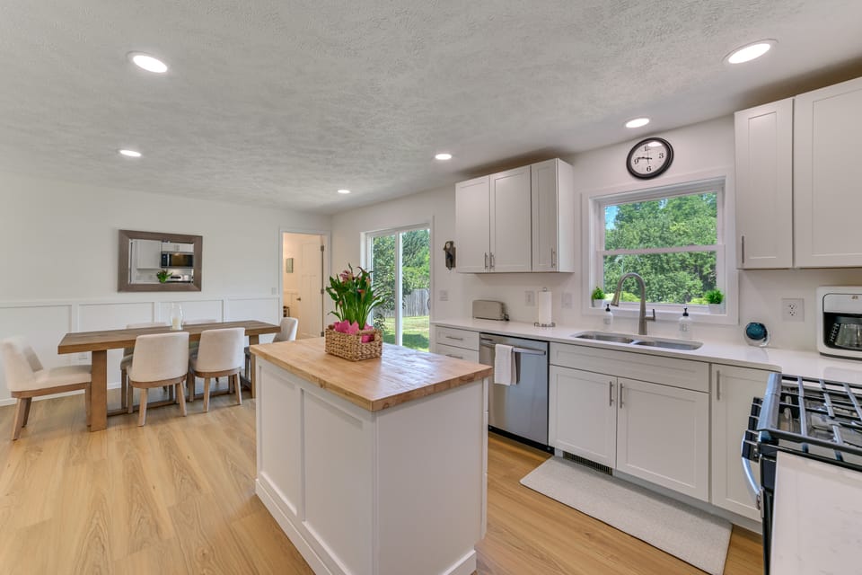 Bike to Lake Michigan! Updated Home in Charlevoix House in Michigan