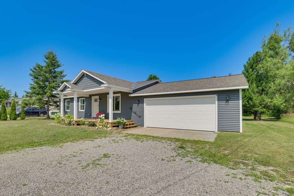 Bike to Lake Michigan! Updated Home in Charlevoix House in Michigan