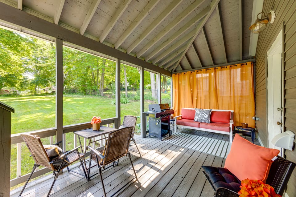 Convenient, Cozy Home: Porches, Fire Pit, Office House in Meriden