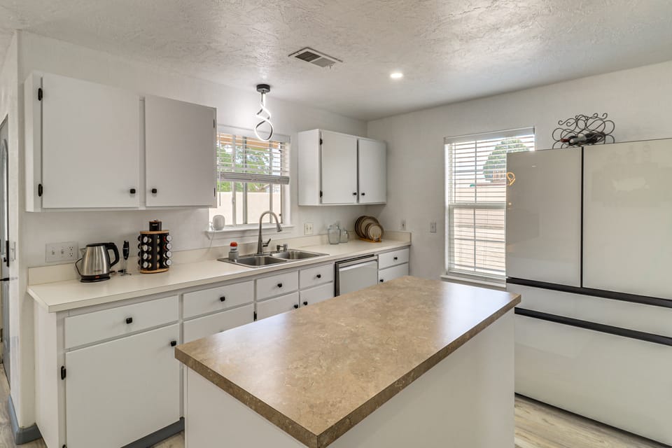 2 Mi to Old Town ABQ! Remodeled Retreat w/ Yard House in Albuquerque
