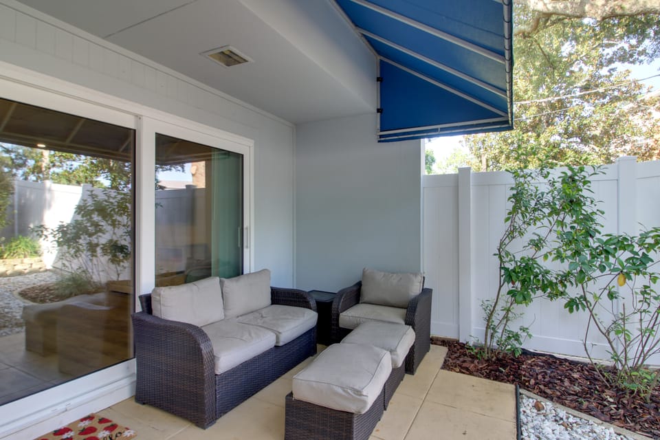 Private Patio, Yard! Townhome Near Pensacola Beach Apartment in Gulf Breeze