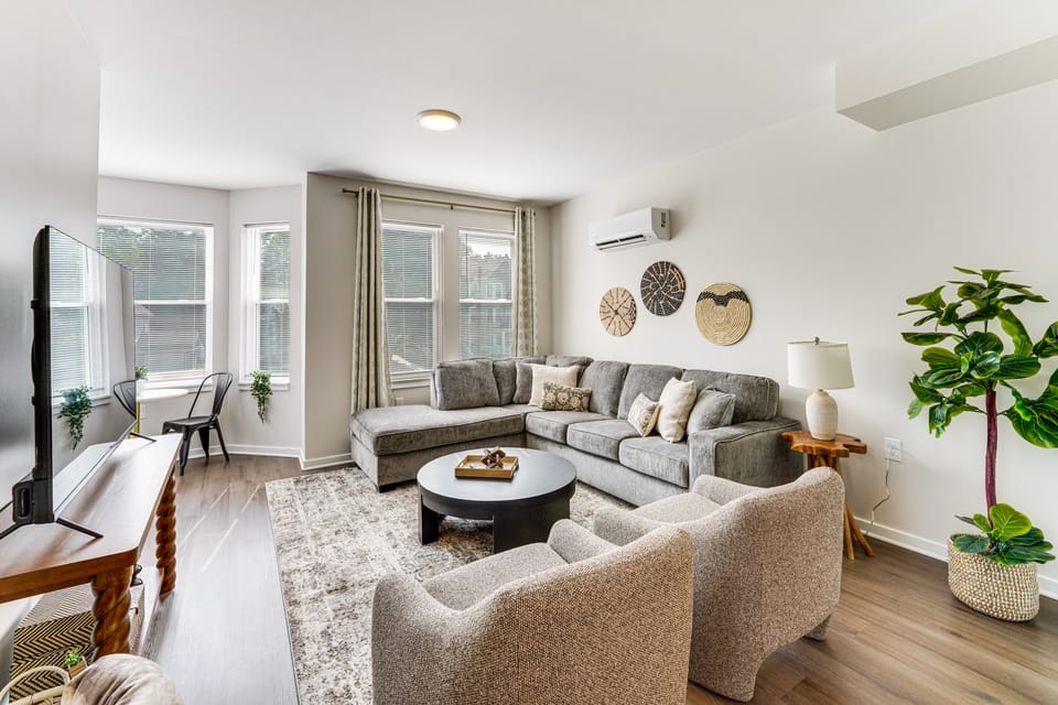 Walk to Cleveland Clinic! Contemporary Townhome Apartment in Cleveland Heights
