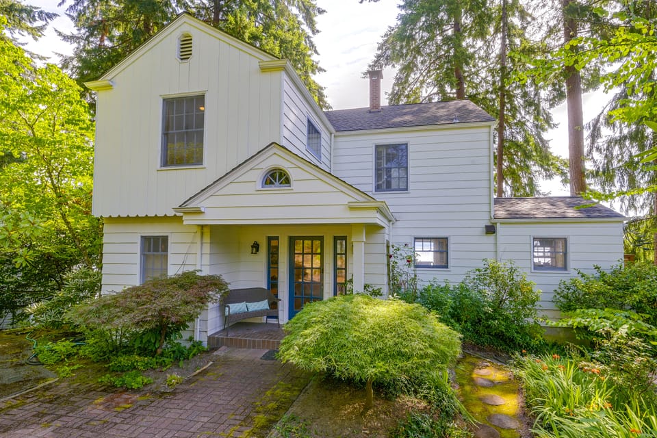 Charming Waterfront Home with Mt Rainier View House in Puget Sound