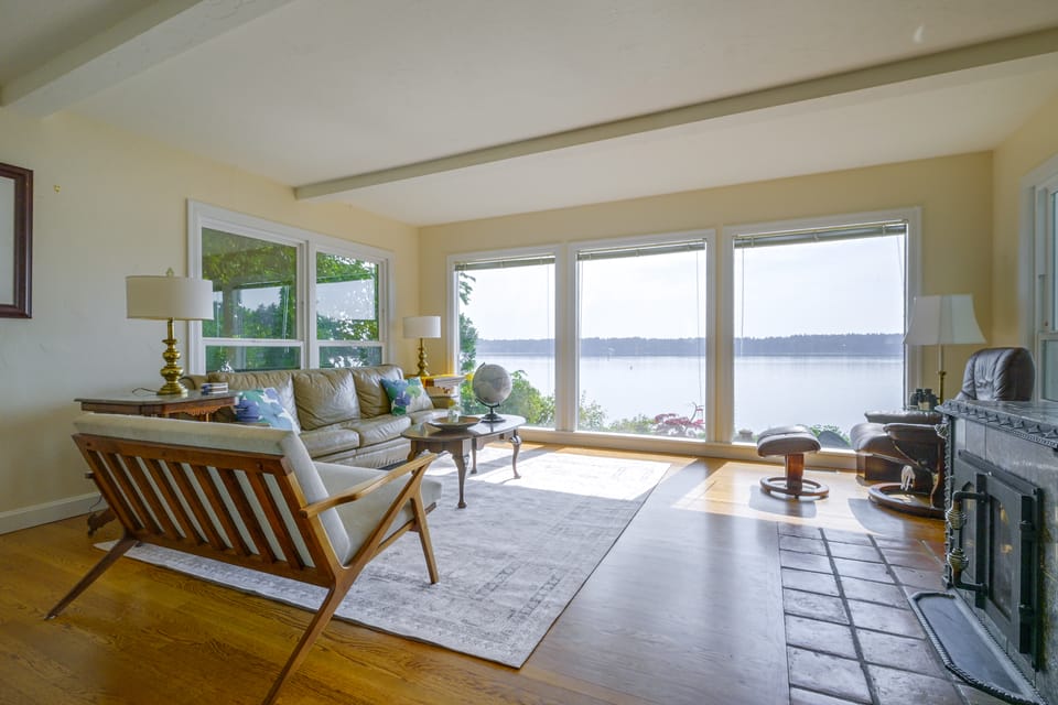 Charming Waterfront Home with Mt Rainier View House in Puget Sound